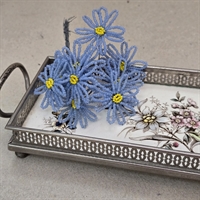blomsterdekoreret-porcelaensbund-metal-kanter-haandtag-gammel-serverings-bakke